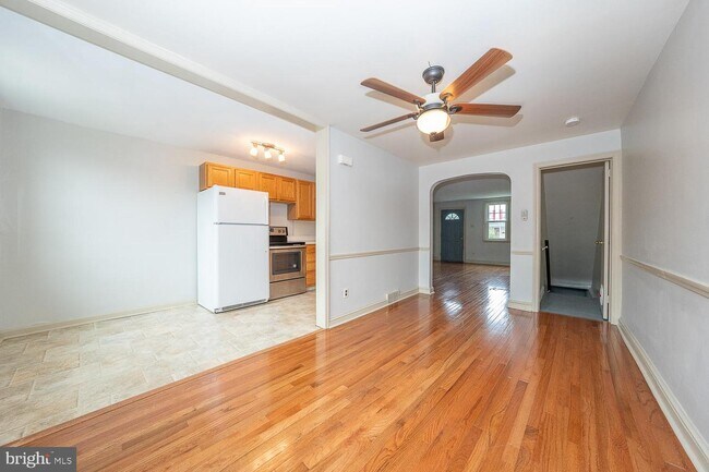 Building Photo - 2217 S Harwood Ave