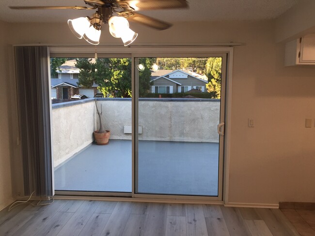 Large Balcony - 3222 Fairesta St