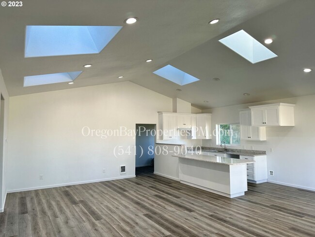 Building Photo - Coos River Hwy: 4bdrm/4ba Pet Friendly Home