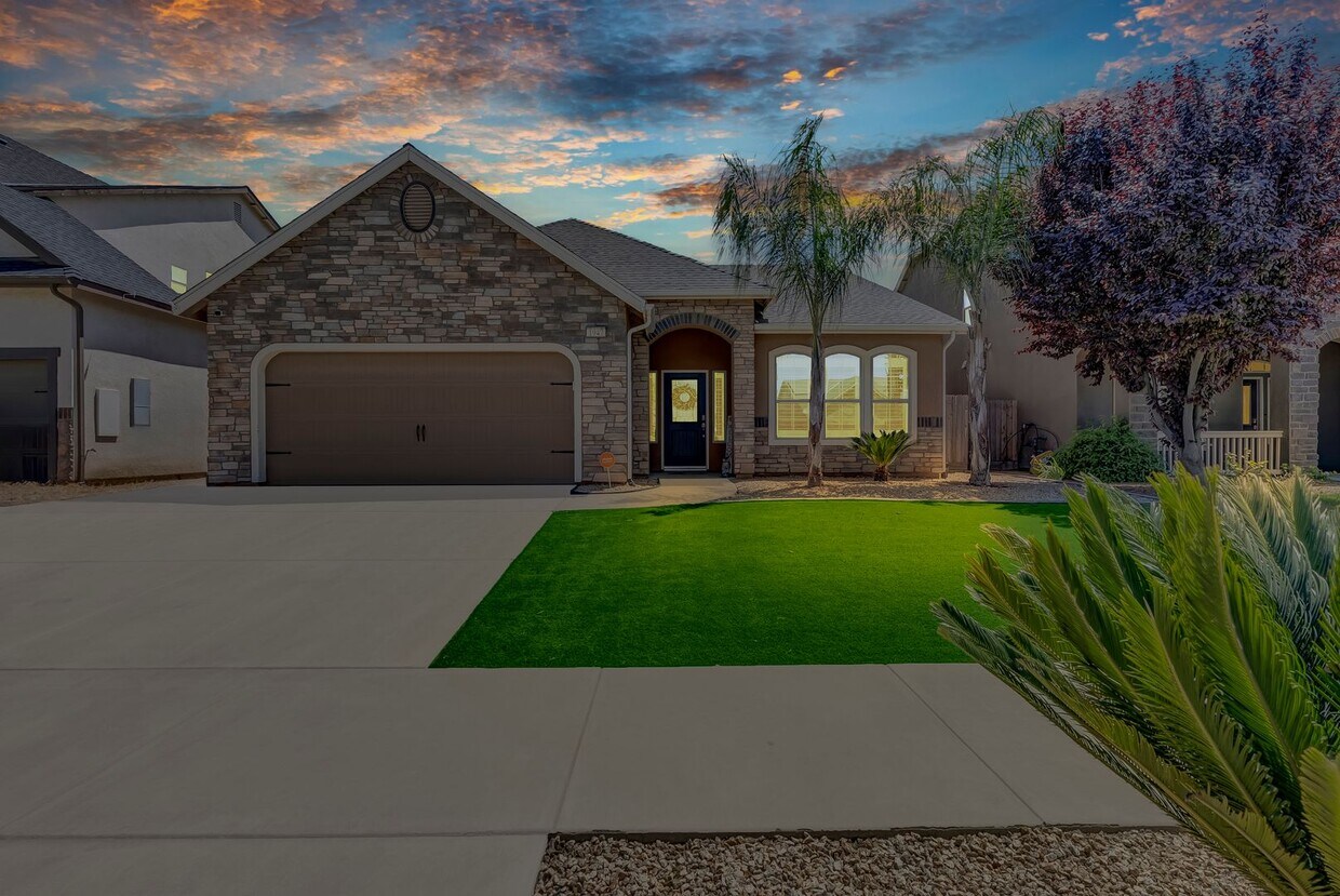 Primary Photo - Charming 3 bedroom 2 bathroom home located...