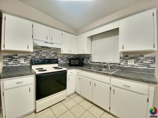 Building Photo - 4047 Las Vegas Dr