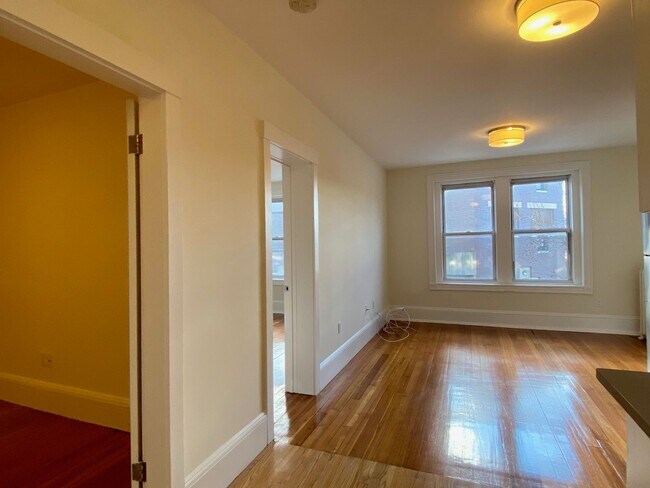 Building Photo - Huge pet friendly 1 bed with an office for August 1!