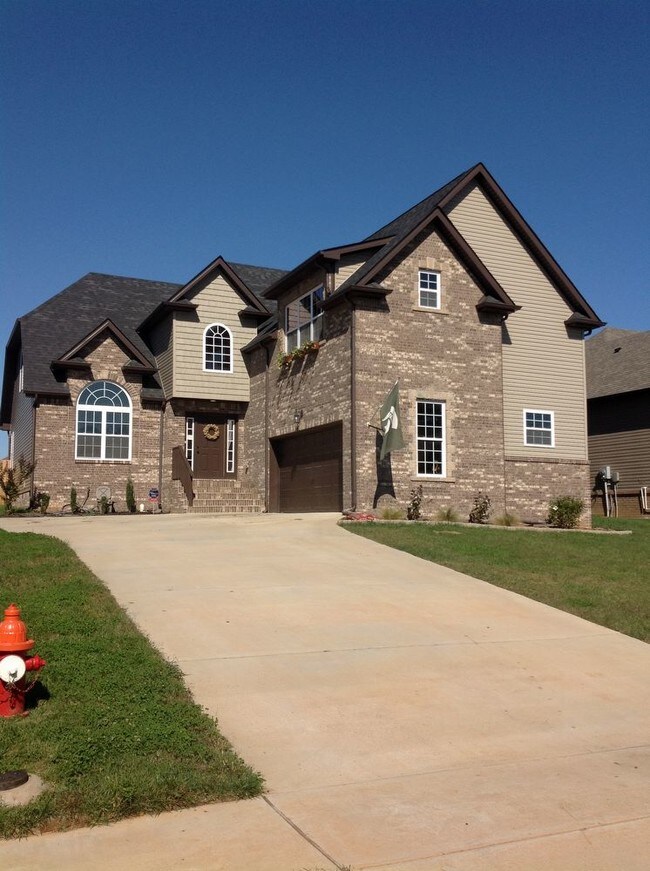 Building Photo - Large 2 Story Home Close to Ft. Campbell