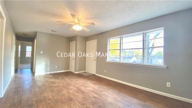 Building Photo - 2400 Dogwood Pl