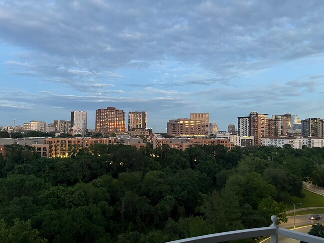 Foto del edificio - 3225 Turtle Creek Blvd