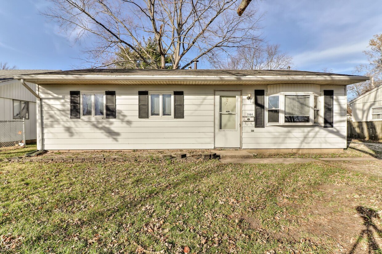 Primary Photo - 2 bedroom, 1 bath ranch home - Available 1...