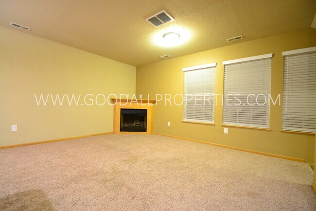 Building Photo - Beautiful 2 bedroom 2 bath 2 car townhome ...