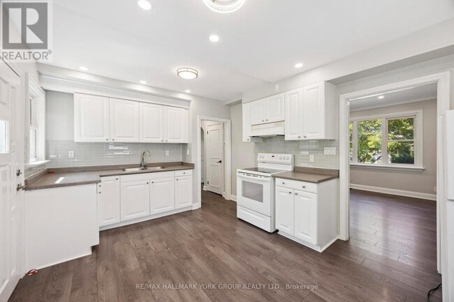 Building Photo - 207 Maplehurst Ave
