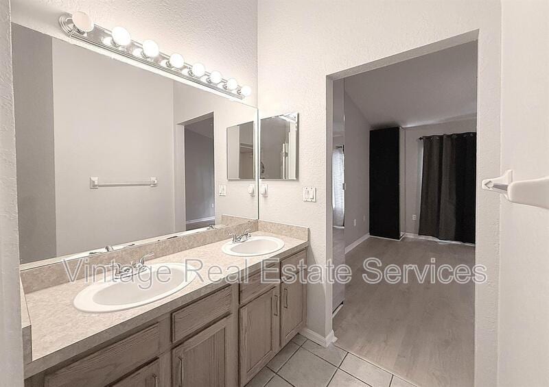 Building Photo - 1719 Hammocks Ave