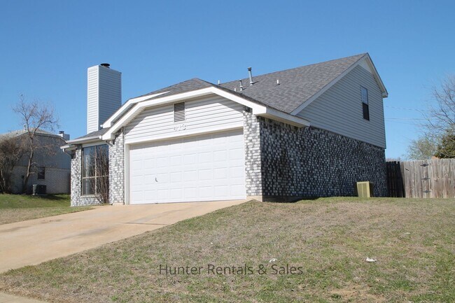 Building Photo - Two-Story Living!
