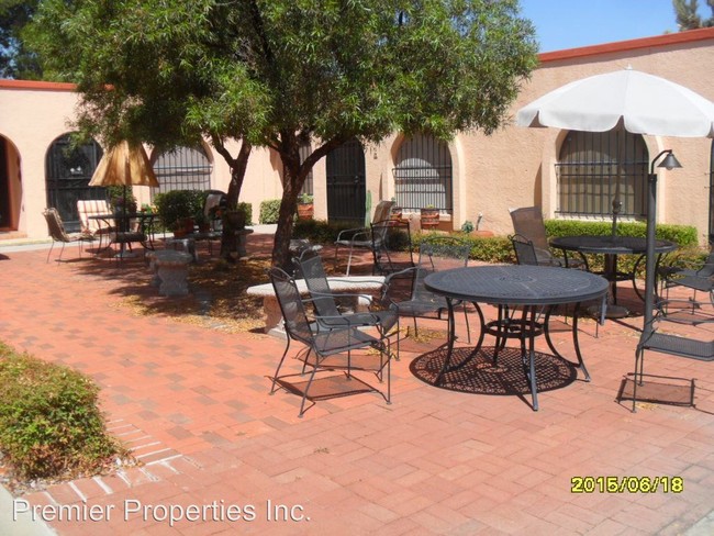 Building Photo - 169 W Calle del Ano