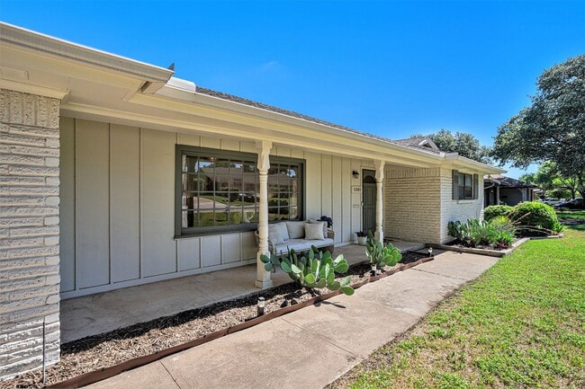 Building Photo - Gorgeous Mid-Century Modern Ranch in Wedgwood