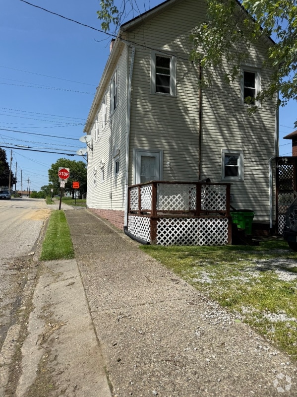 Building Photo - 1010 W Tuscarawas Ave