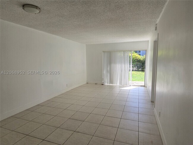 Foto del edificio - 8700 N Sherman Cir