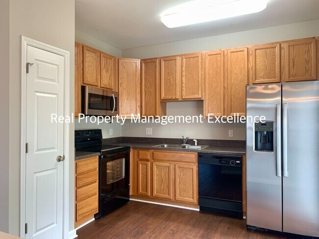 Foto del edificio - Raleigh Townhome Convenient to I440 & I540, Huge Master Suite, Near Anderson Pointe Park!