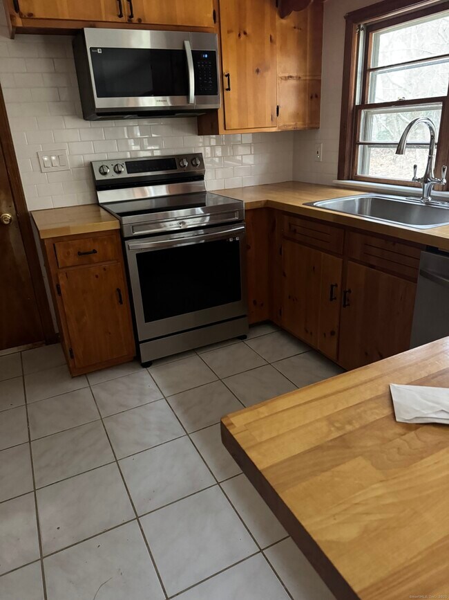 Foto del edificio - 85 Mountain Rd