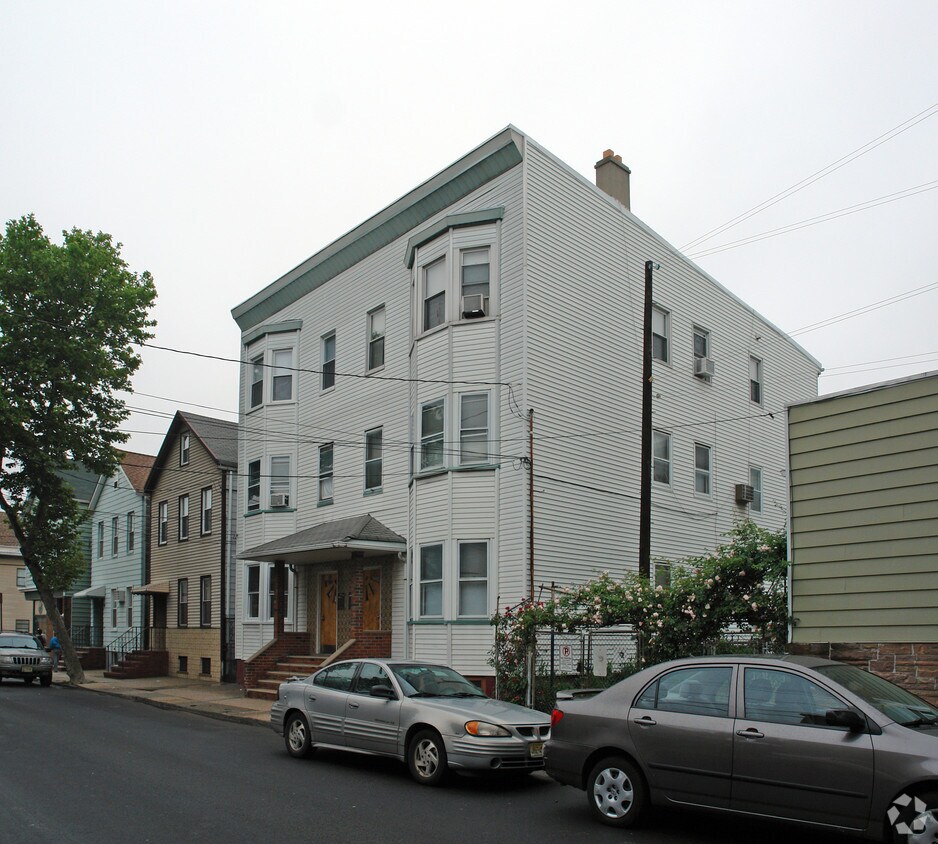 Primary Photo - 93 Niagara St