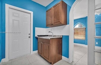 Building Photo - 613 Sharar Ave