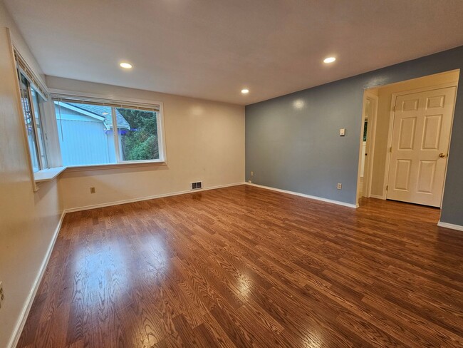 Building Photo - Charming 2 Bedroom 1 Bath Apt near Downtow...