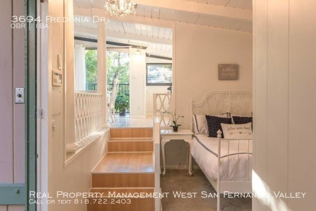 Building Photo - bedroom in Studio City CA 90068