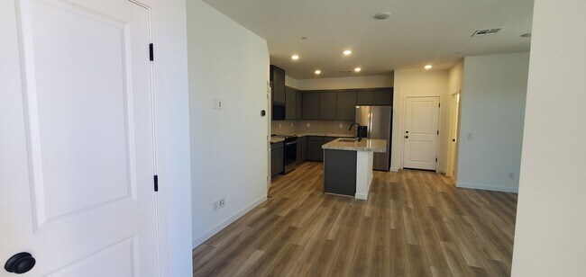 Foto del edificio - Beautifully designed modern townhome with attached garage.