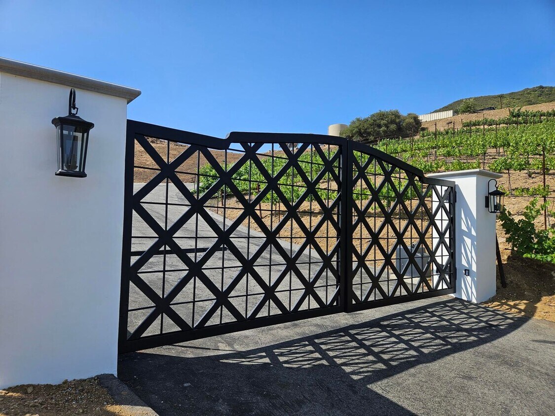 Foto del edificio - Ultra-Private 5Bed 6Bath Malibu Estate wit...