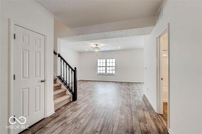 Foto del edificio - 5296 Maywood Dr