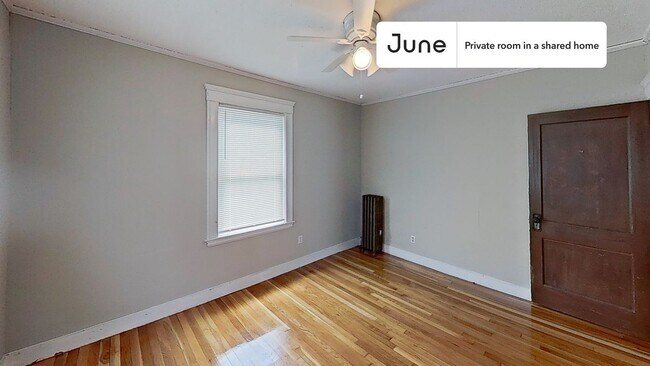 Foto del edificio - Private bedroom in 4 bed/1 bath Home