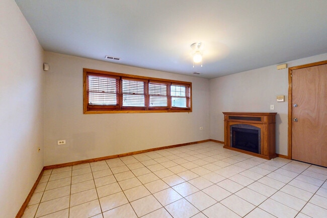 Building Photo - 4744 N Hermitage Ave
