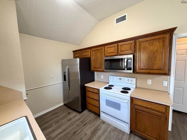 Building Photo - 408 Horseshoe Ln