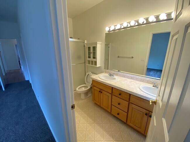 Foto del edificio - 3 Bedroom home in quiet neighborhood