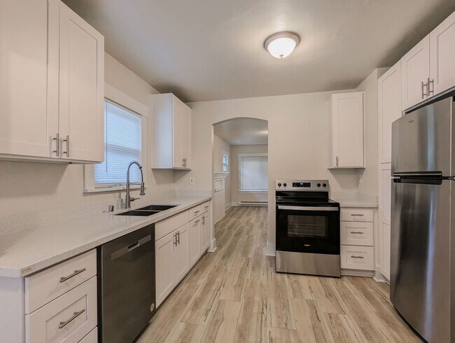 Building Photo - Charming & Fully updated 2 bed, 1.5 bath h...