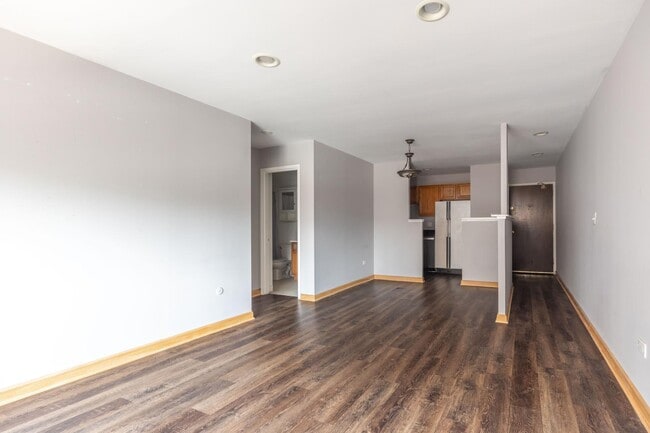 Building Photo - 607 W Wrightwood Ave