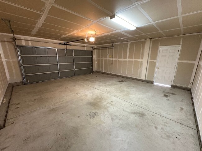 Building Photo - Nice 3 Bed 2 Bath in a desirable neighborh...