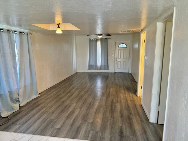 Foto del edificio - 2 Bedroom 1 Bath home nested on quiet corn...