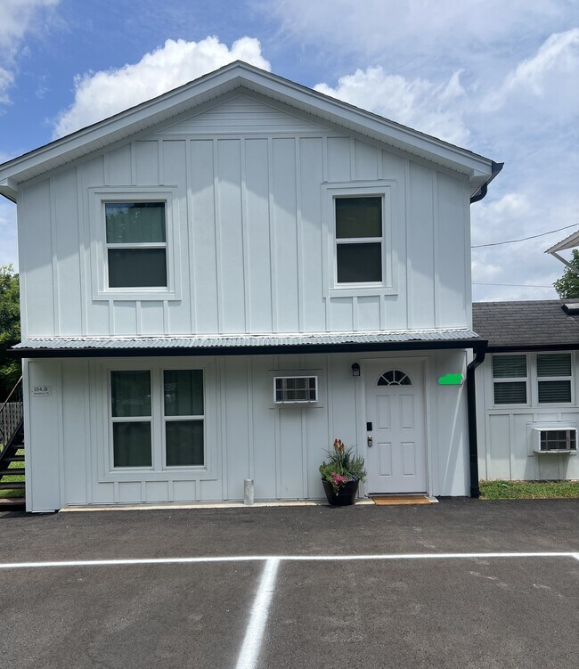 Building Photo - 104 W Hembree St