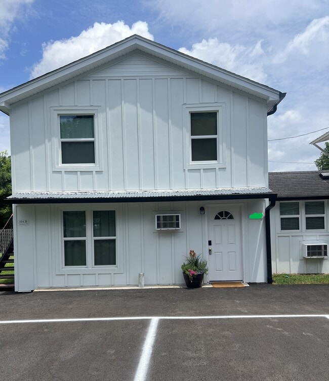 Building Photo - 104 W Hembree St