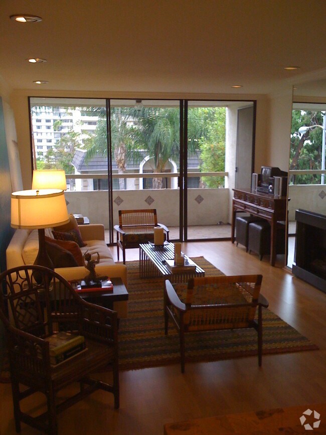 Building Photo - 906 N Doheny Dr