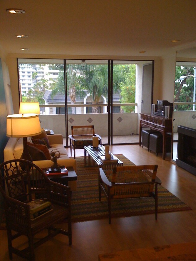 Living Room - 906 N Doheny Dr