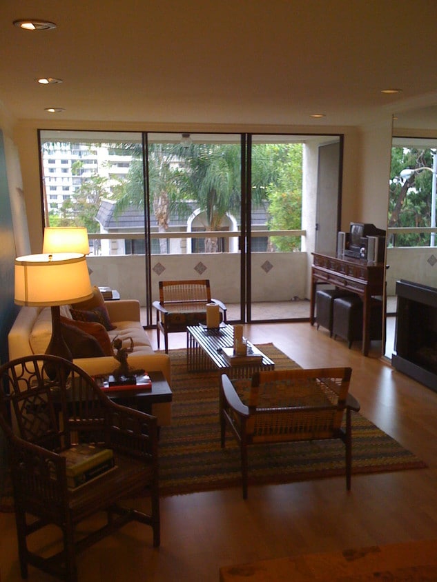 Living Room - 906 N Doheny Dr