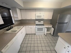 Building Photo - 706 SE 13th Ct