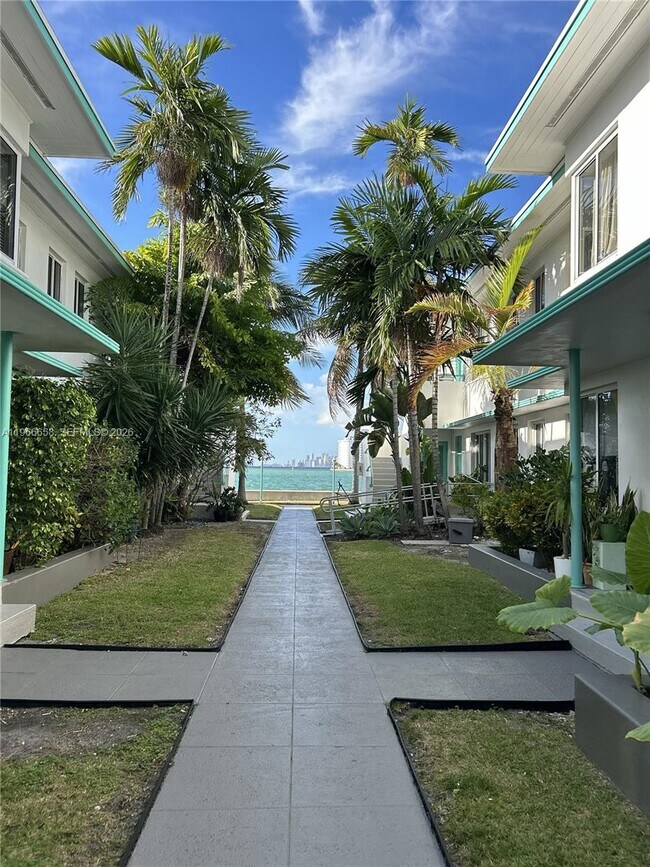 Foto del edificio - 1990 Bay Dr