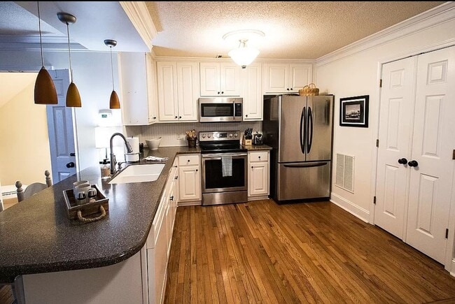 Building Photo - 1153 Riverside Ter