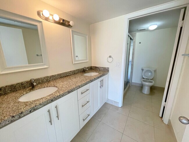 Building Photo - 6585 Somerset Dr
