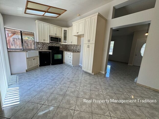 Building Photo - Cute 3 +2 in Palmdale