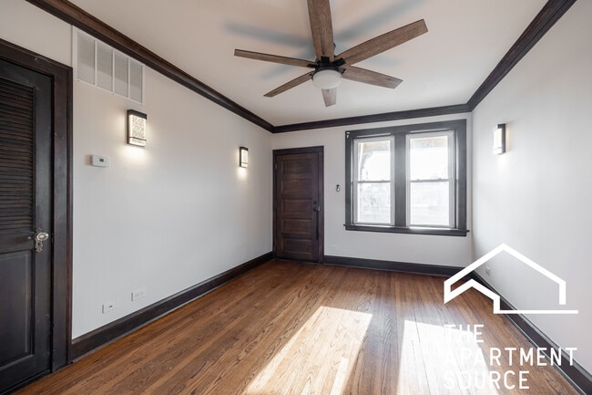 Building Photo - 2626 W Devon Ave