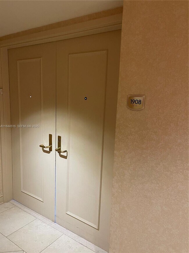 Foto del edificio - 5025 Collins Ave