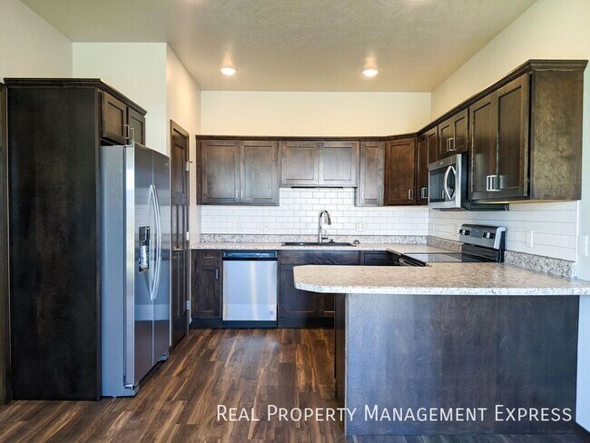 Foto del edificio - 2 Bedroom 2 Bathroom Townhome w/ Attached Garage