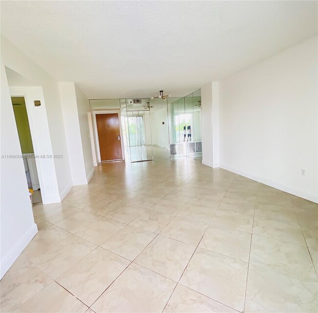 Foto del edificio - 919 Hillcrest Dr