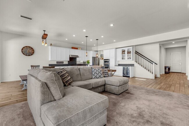 Building Photo - Beautiful Three Bedroom with Mountain V...